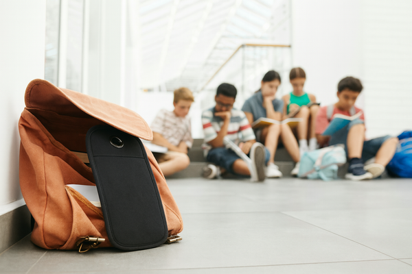 Studie der Universität Augsburg: Smartphone-Verbot an Schulen wirkt, wenn es pädagogisch begleitet wird