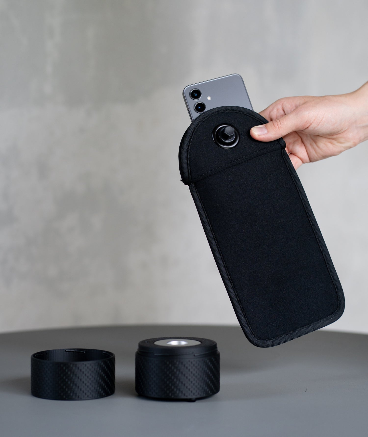 Closd Handytasche mit Handy und mobilem Öffner Magnet in einer verschließbaren sicheren Dose zum auf und zu drehen